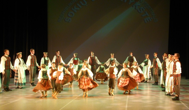 VGTU ansamblis „Vingis“ parengė bendrą pasirodymą su mažaisiais šokėjais